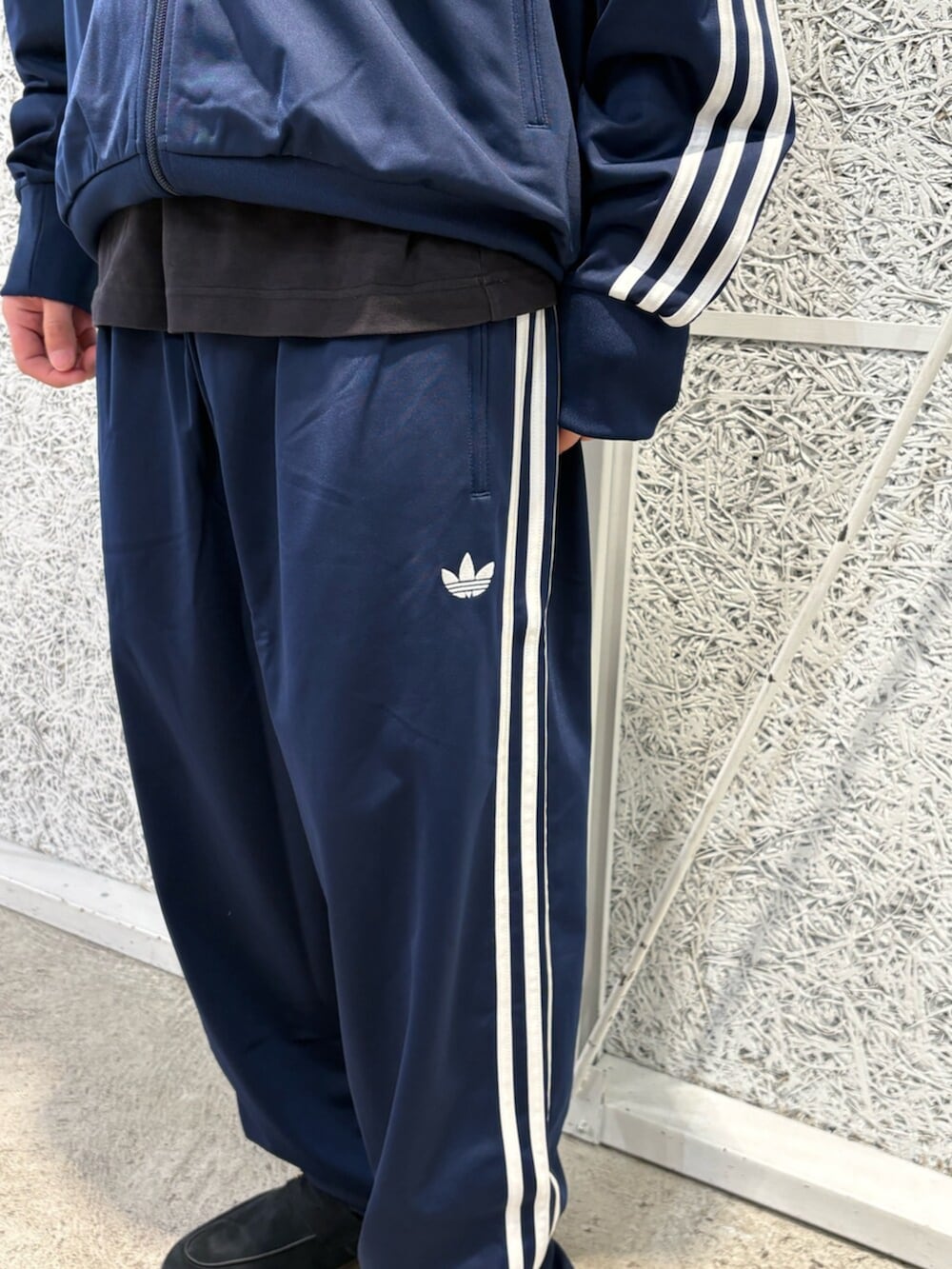 ブルー系のジャージ、ブルー系のその他パンツ、ブラック系のスニーカーを着用したメンズの春コーディネートの3枚目の写真