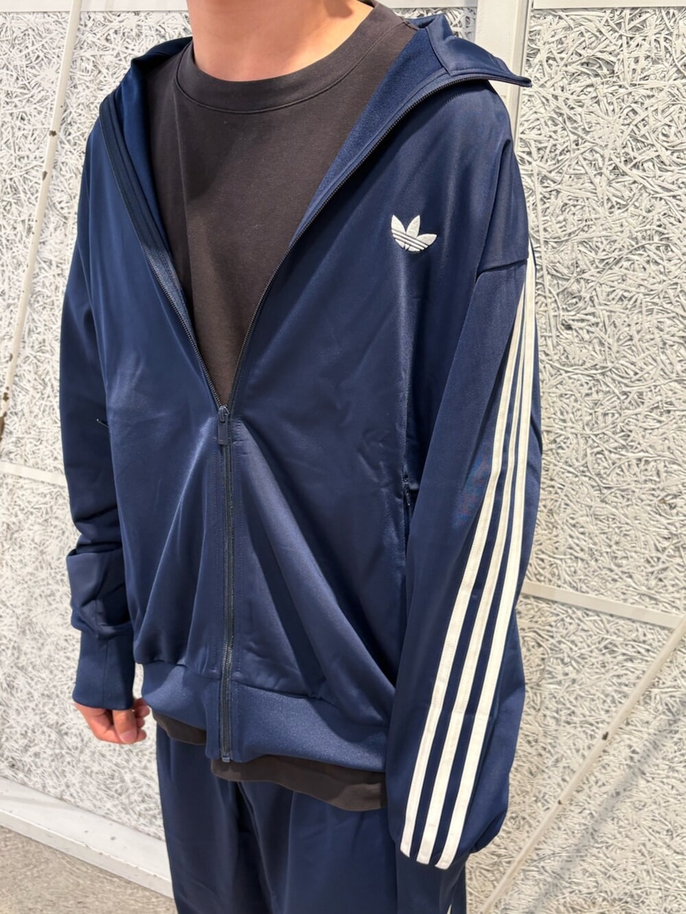 ブルー系のジャージ、ブルー系のその他パンツ、ブラック系のスニーカーを着用したメンズの春コーディネートの2枚目の写真