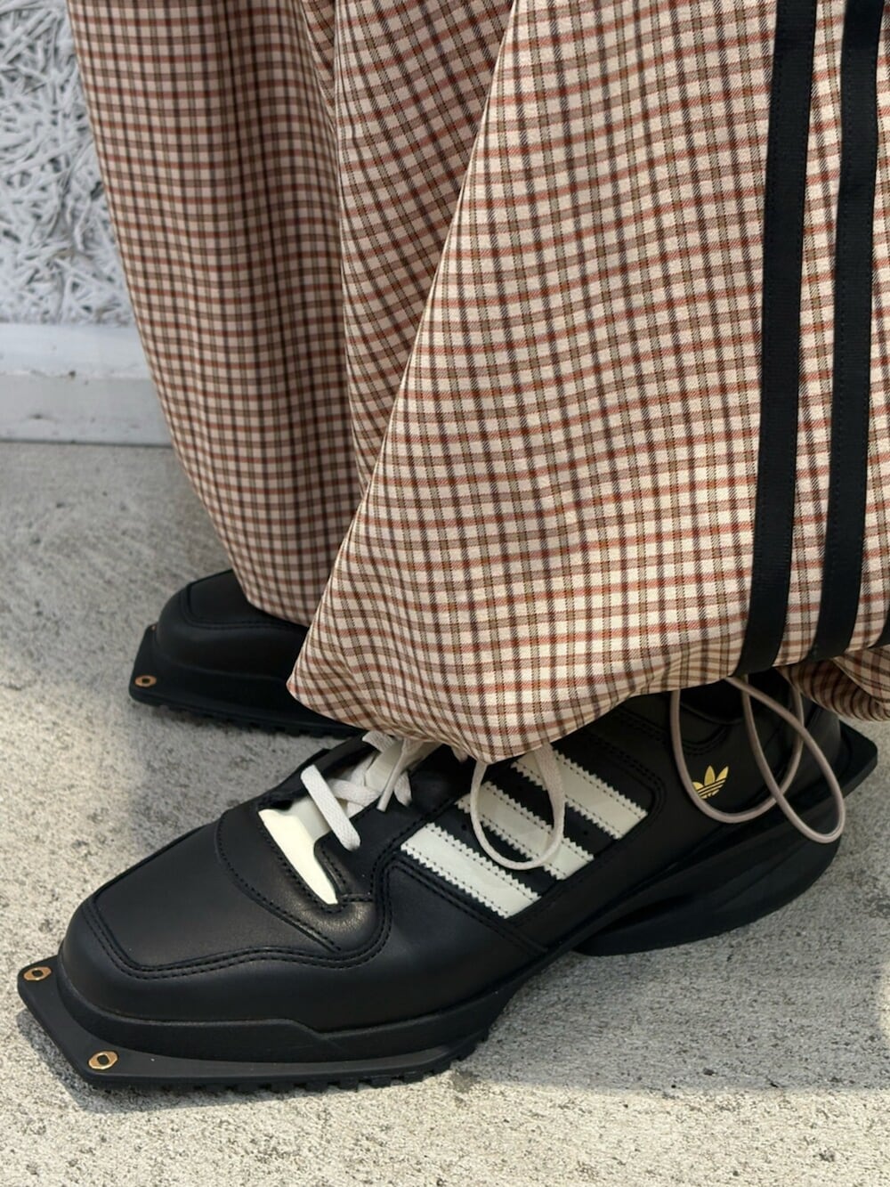 ブラック系のシューズ、ベージュ系のジャージ、ベージュ系のその他パンツを着用したメンズの夏コーディネートの4枚目の写真