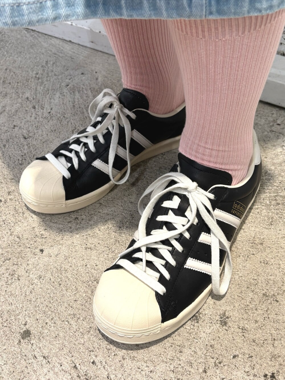 ブラック系のトップス、ブルー系のその他パンツ、ブラック系のシューズを着用したメンズの春コーディネートの4枚目の写真