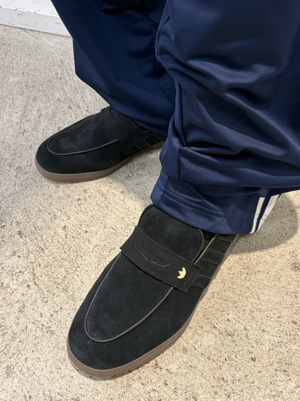 ブルー系のジャージ、ブルー系のその他パンツ、ブラック系のスニーカーを着用したメンズの春コーディネートの4枚目の写真