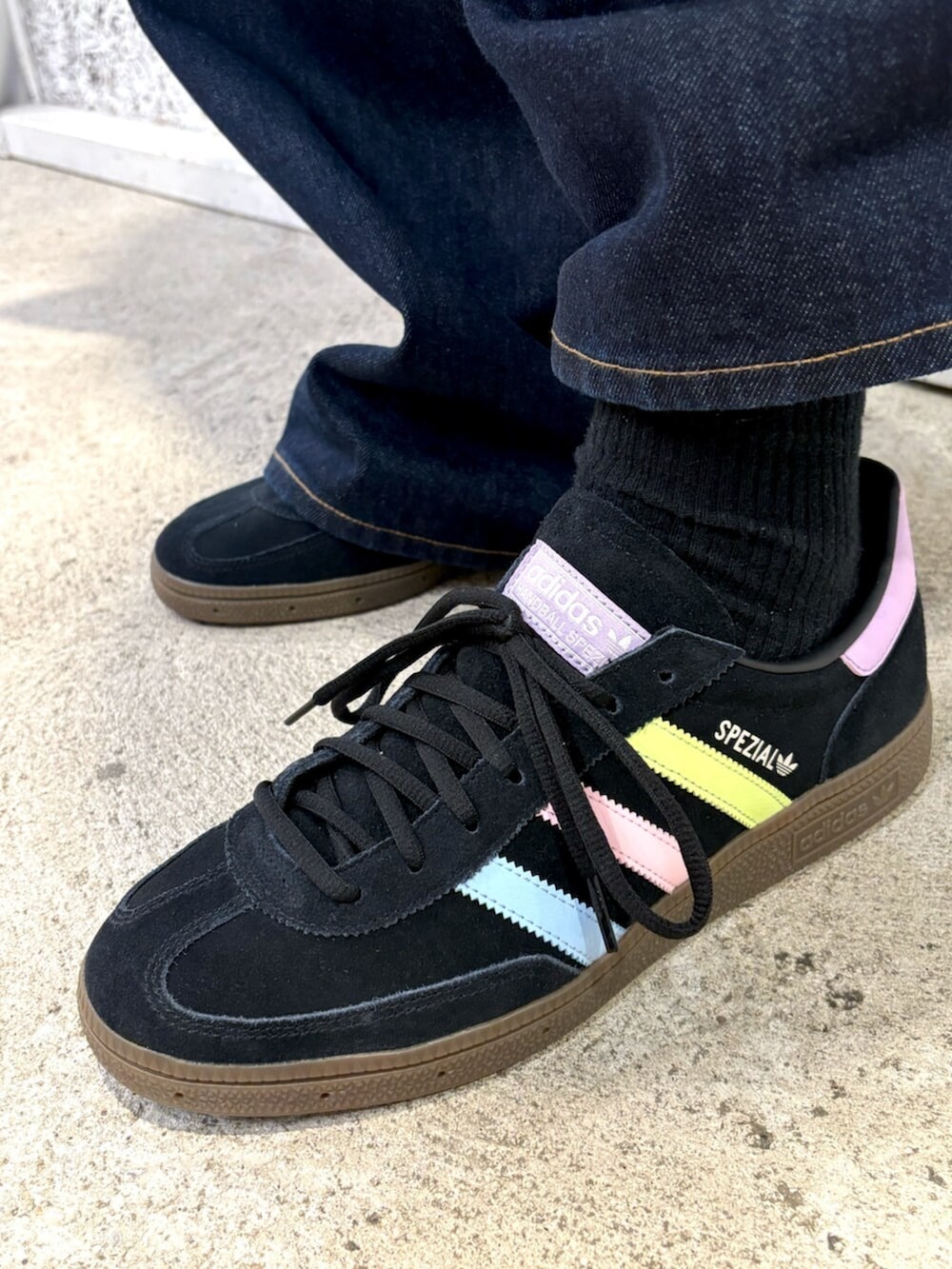 ブラック系のジャージ、ブラック系のトートバッグ、ブラック系のシューズを着用したメンズの夏コーディネートの3枚目の写真