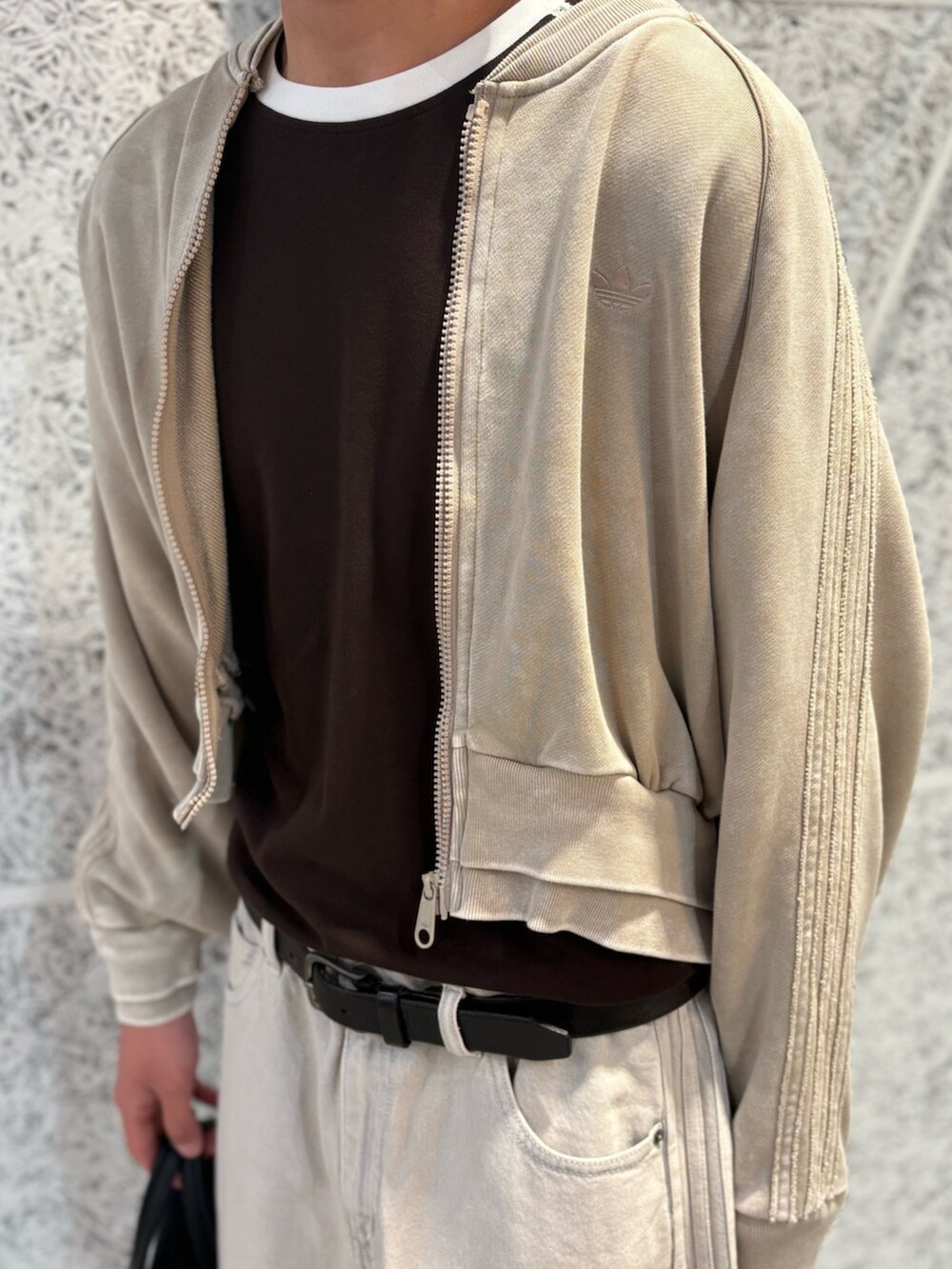ベージュ系のジャージ、ブラック系のショルダーバッグ、ブラウン系のTシャツ/カットソーを着用したメンズの夏コーディネートの3枚目の写真