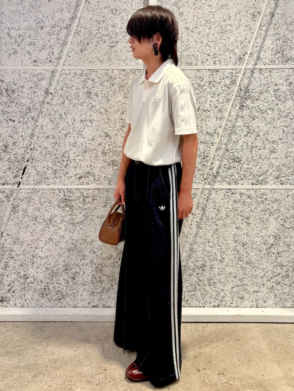 ブラウン系のハンドバッグ、ブルー系のその他パンツ、レッド系のシューズを着用したメンズの夏コーディネートの2枚目の写真