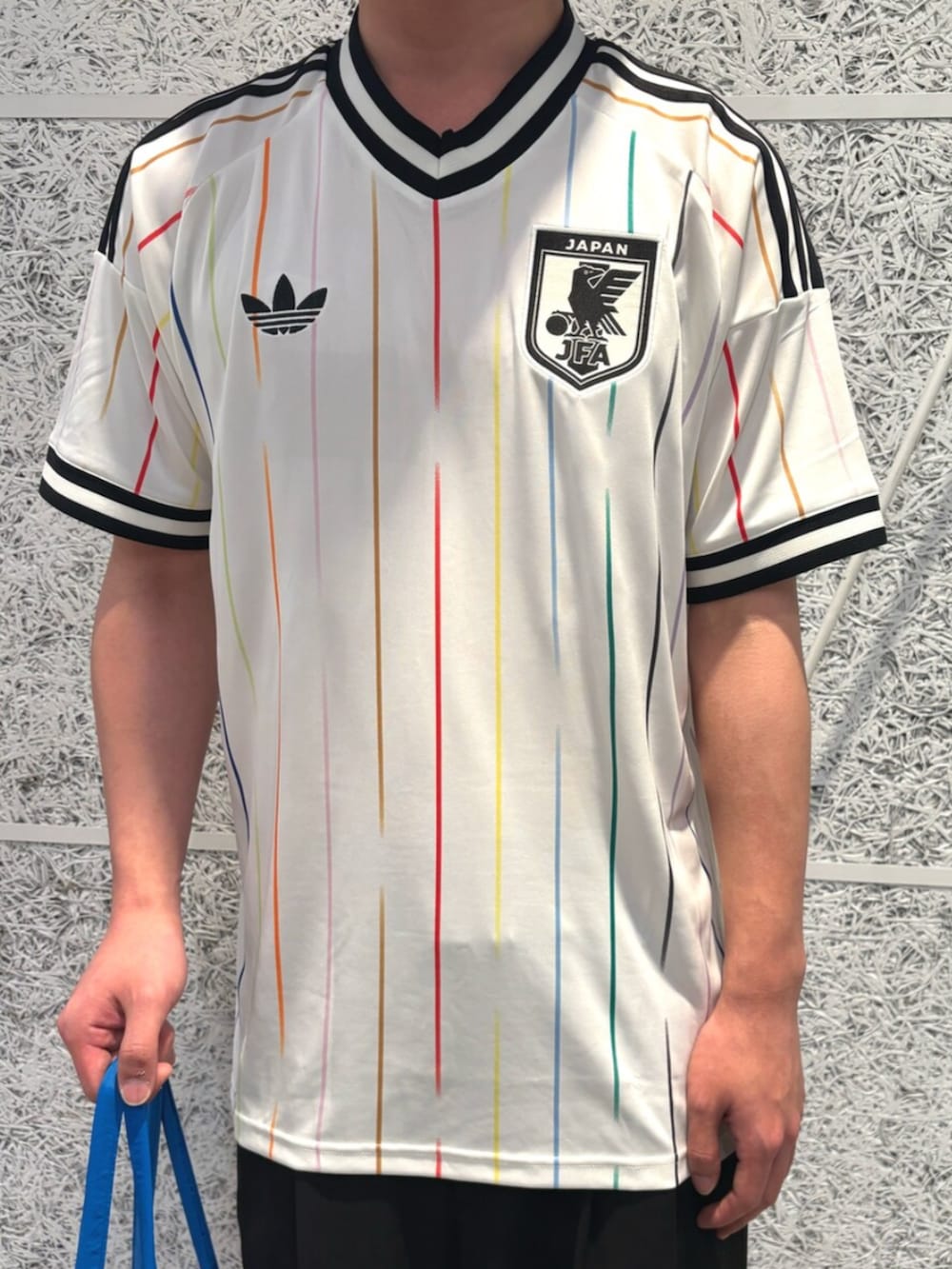 ホワイト系のTシャツ/カットソー、ブラック系のスニーカー、ブルー系のショルダーバッグを着用したメンズの春コーディネートの2枚目の写真