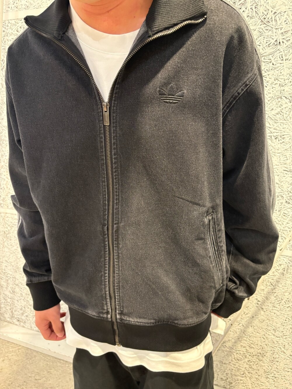 ブラック系のローファー、ブラック系のジャケット/アウターを着用したメンズの夏コーディネートの3枚目の写真