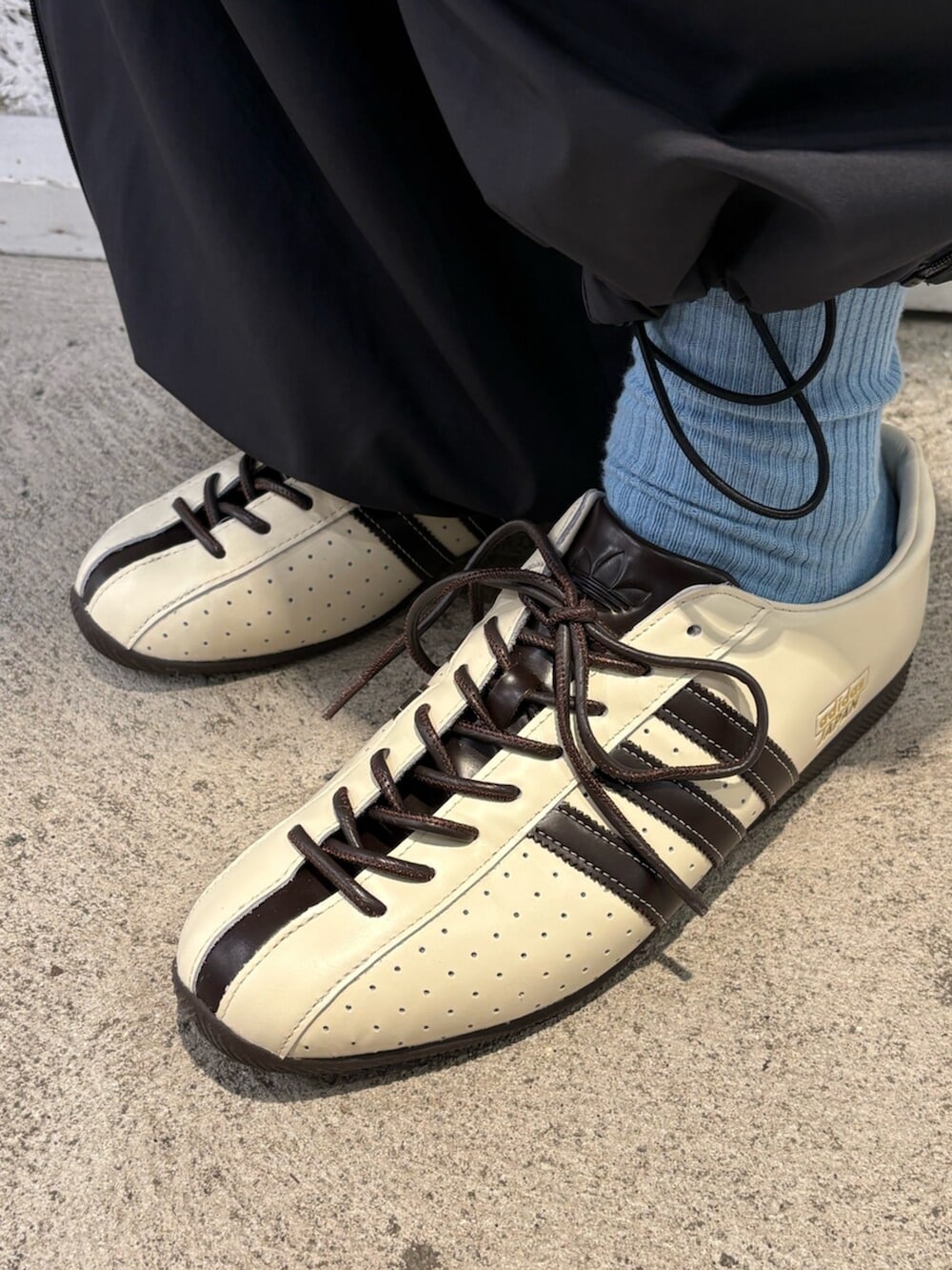 ブラック系のジャージ、ブラック系のその他パンツ、ホワイト系のシューズを着用したメンズの夏コーディネートの6枚目の写真