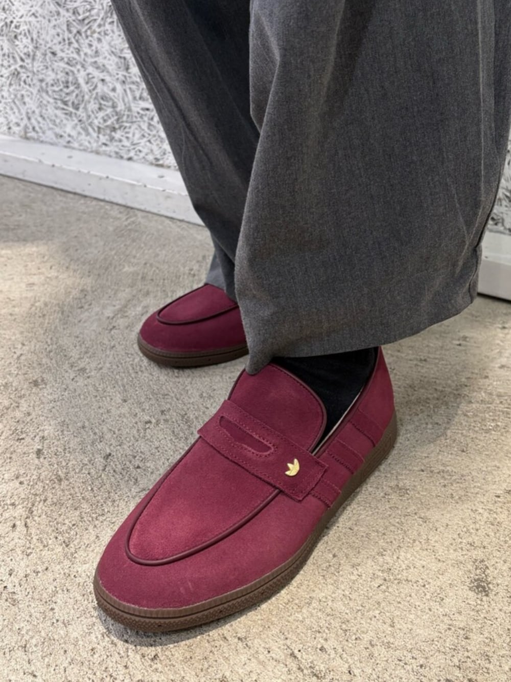 レッド系のジャージ、レッド系のスニーカー、ブラック系のショルダーバッグを着用したメンズの春コーディネートの4枚目の写真