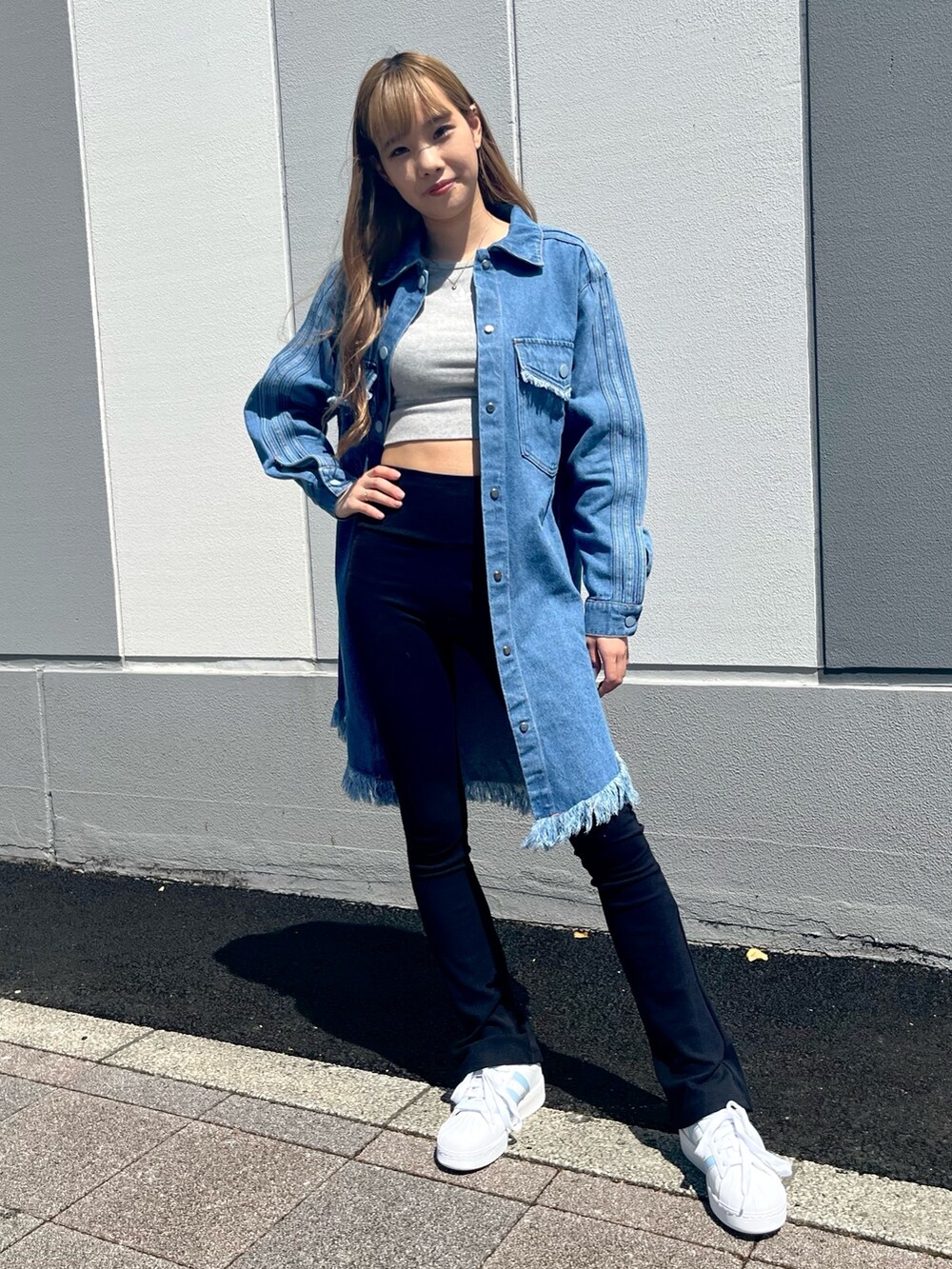 その他のシャツワンピースを着用したレディースの夏コーディネートの3枚目の写真