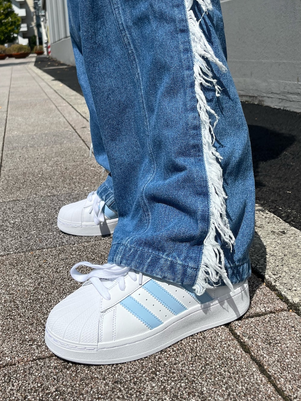 その他のデニムパンツを着用したレディースの夏コーディネートの6枚目の写真