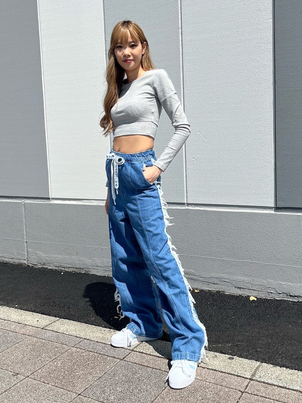 その他のデニムパンツを着用したレディースの夏コーディネートの3枚目の写真