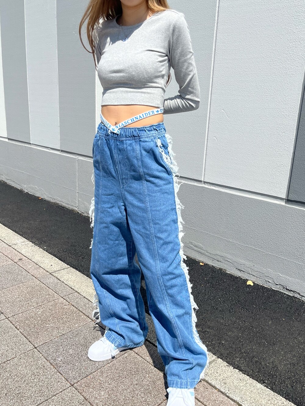 その他のデニムパンツを着用したレディースの夏コーディネートの4枚目の写真