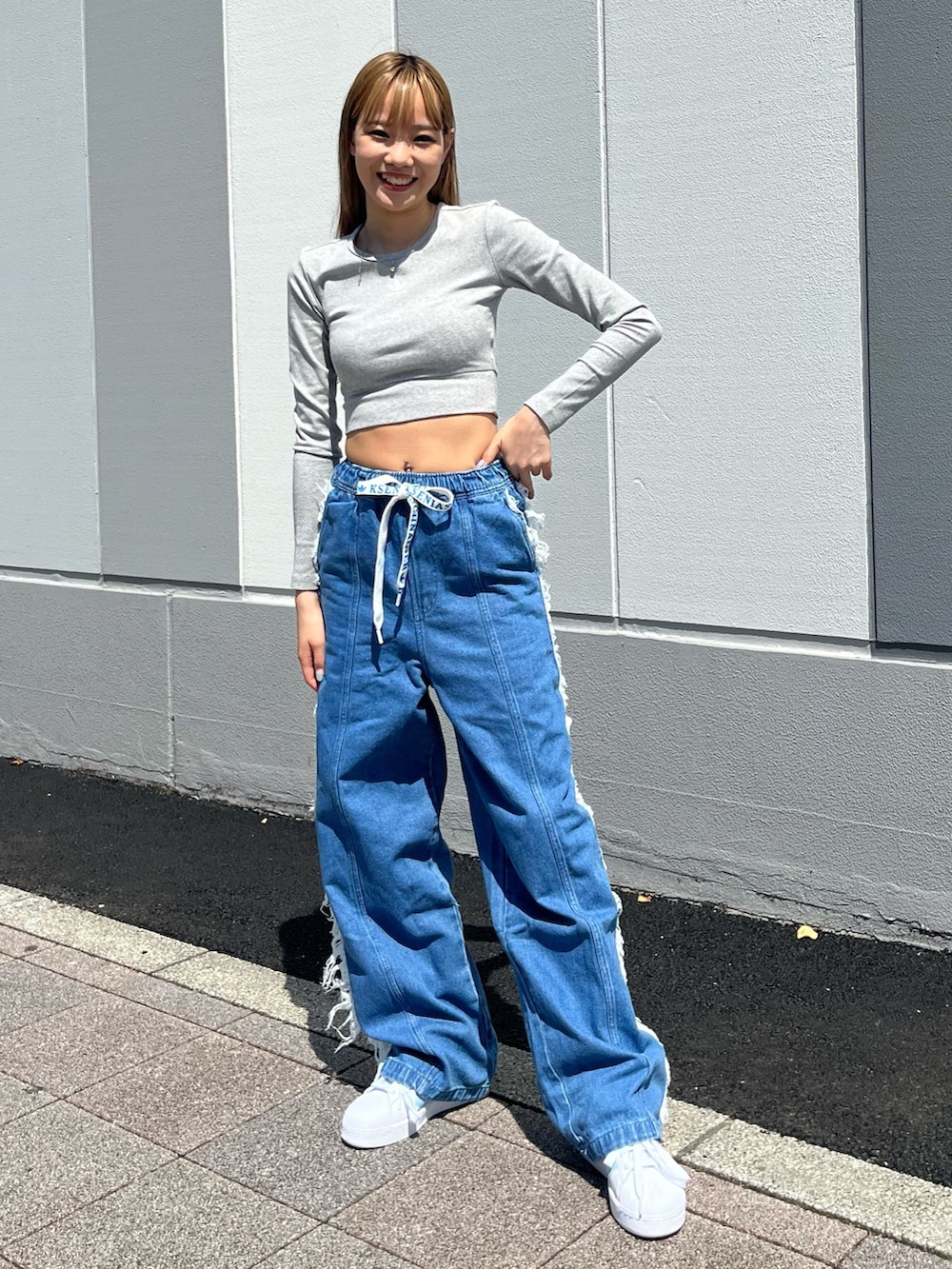 その他のデニムパンツを着用したレディースの夏コーディネートの2枚目の写真