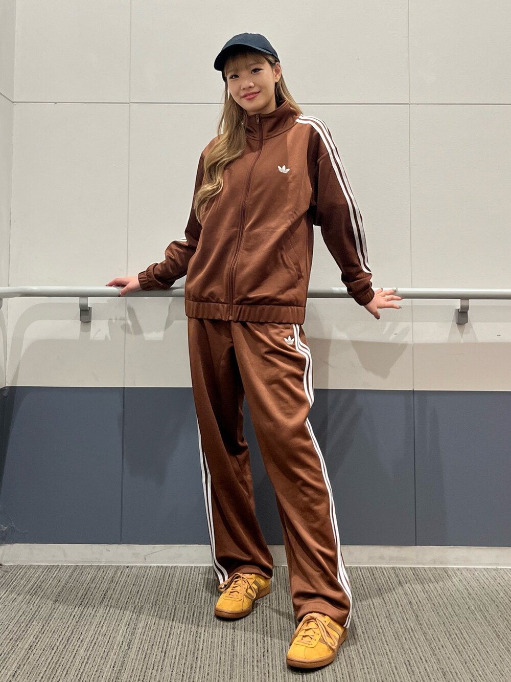 人気カラー！ ベージュ セットアップ adidas ／ジャージ パンツ 在原さん 人気カラー ジャージ アディダス／セットアップ 上下 ブラウン