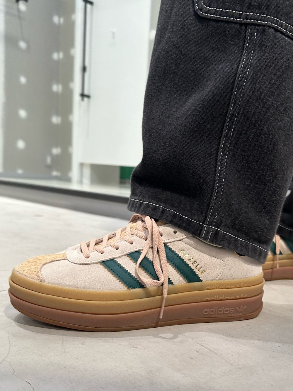 「スニーカー、ジャケット、アウター、adidas、アディダス、adidas originals、アディダスオリジナルス、トラックトップ、ガゼル、パデッドジャケット」｜「adidasのガゼル / Gazelle / GAZELLE BOLD / /厚底スニーカー / アディダスオリジナルス adidas Originals（スニーカー、ベージュ系）」を使った、SMさん（レディース・164cm）の冬コーディネートの3枚目の写真