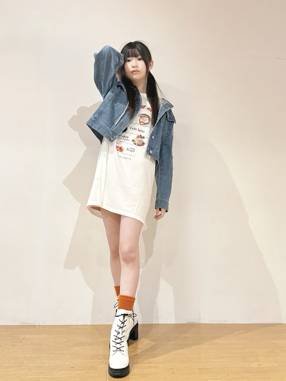「ティーンズ、春服みてみて、カッコイイ女子、可愛い、カジュアルコーデ、アレンジ」｜「LOVETOXICの接触冷感Tワンピース（ワンピース、ホワイト系）」を使った、Ayaさん（レディース・165cm）の冬コーディネートの3枚目の写真