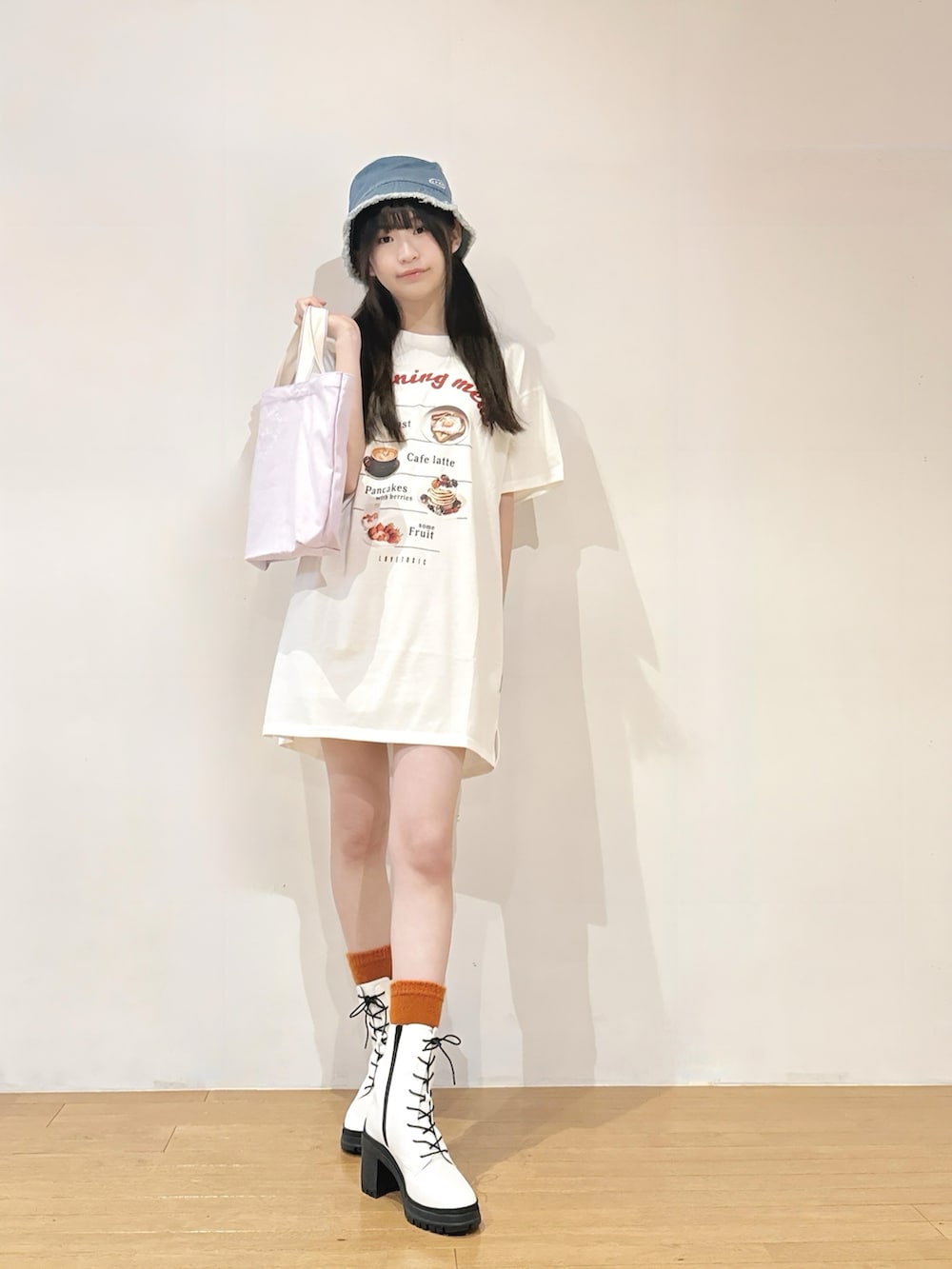 「ティーンズ、春服みてみて、カッコイイ女子、可愛い、カジュアルコーデ、アレンジ」｜「LOVETOXICの接触冷感Tワンピース（ワンピース、ホワイト系）」を使った、Ayaさん（レディース・165cm）の冬コーディネートの4枚目の写真