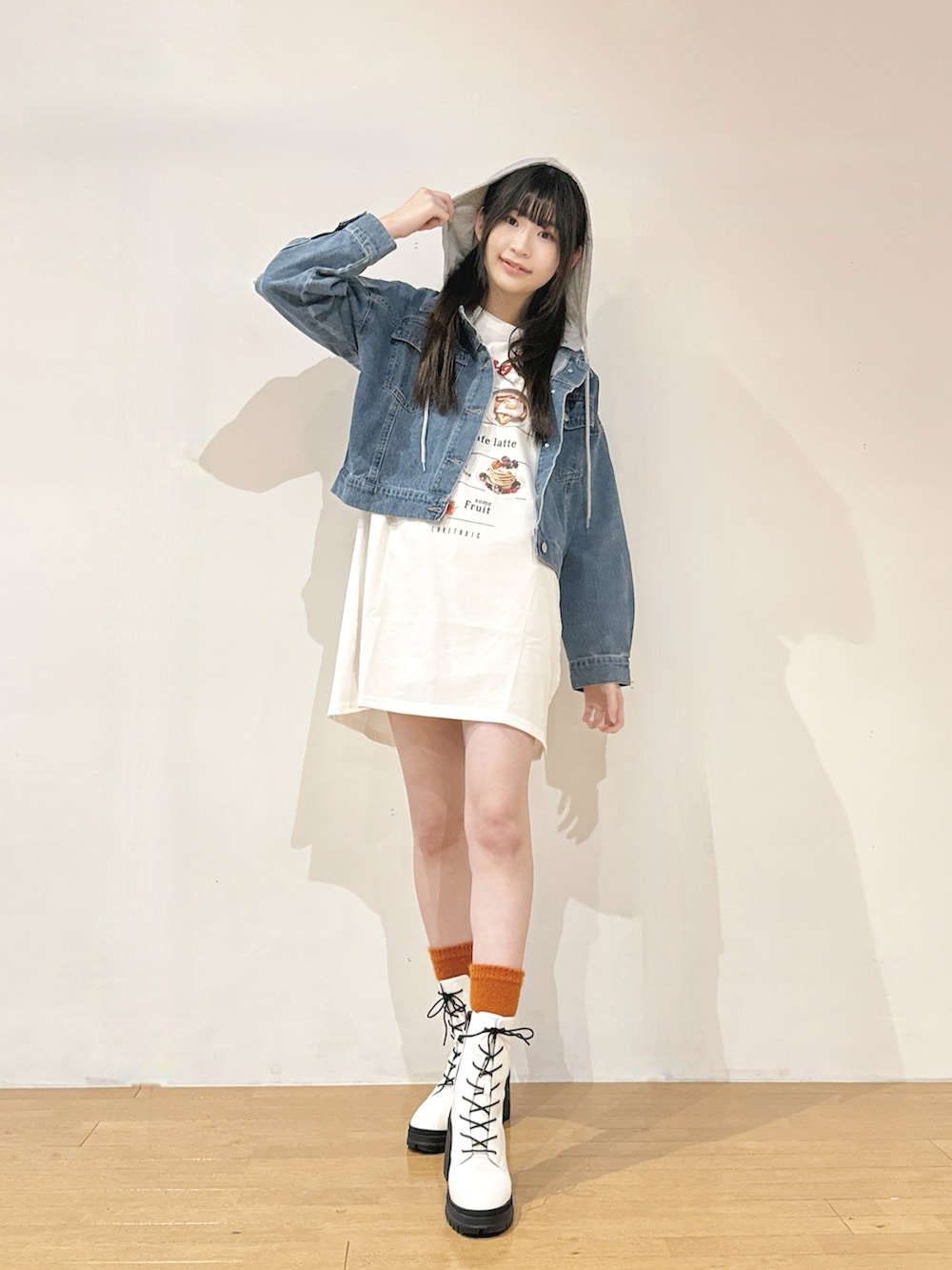 「ティーンズ、春服みてみて、カッコイイ女子、可愛い、カジュアルコーデ、アレンジ」｜「LOVETOXICの接触冷感Tワンピース（ワンピース、ホワイト系）」を使った、Ayaさん（レディース・165cm）の冬コーディネートの2枚目の写真