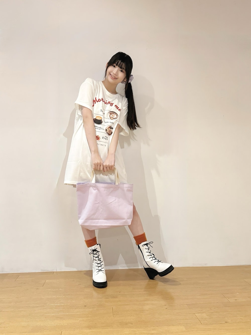 「ティーンズ、春服みてみて、カッコイイ女子、可愛い、カジュアルコーデ、アレンジ」｜「LOVETOXICの接触冷感Tワンピース（ワンピース、ホワイト系）」を使った、Ayaさん（レディース・165cm）の冬コーディネートの5枚目の写真