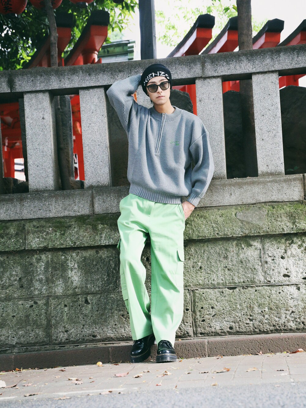 グリーン系のその他パンツ、ブラック系のブーツ、ブラック系のニットキャップ/ビーニーを着用したメンズの春コーディネートの4枚目の写真