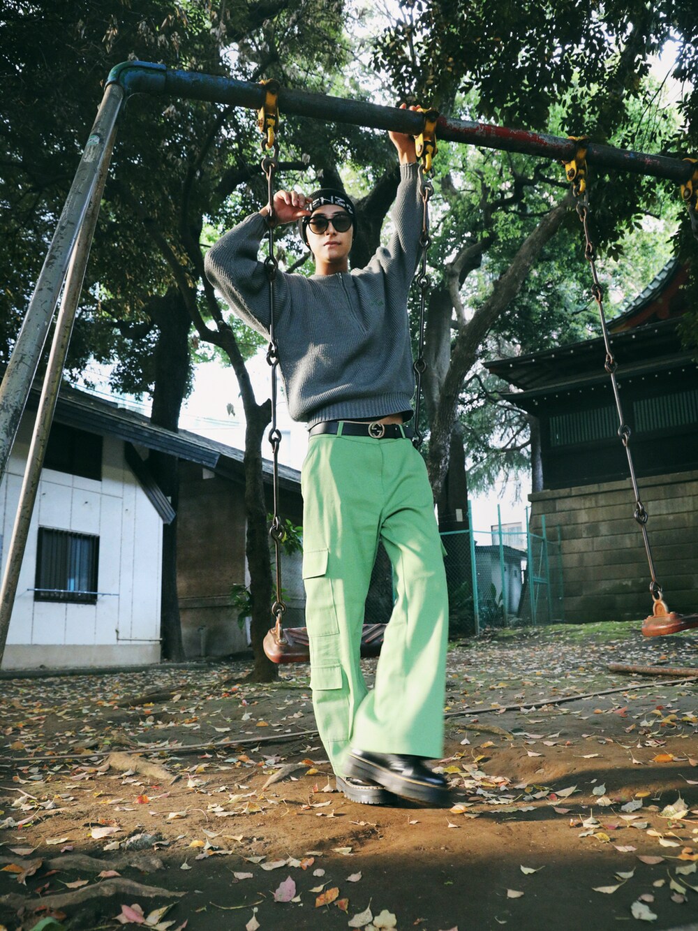 グリーン系のその他パンツ、ブラック系のブーツ、ブラック系のニットキャップ/ビーニーを着用したメンズの春コーディネートの3枚目の写真