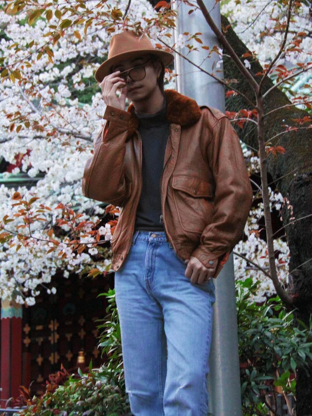 グレー系のTシャツ/カットソー、ブルー系のデニムパンツ、ブラック系のブーツを着用したメンズの春コーディネートの2枚目の写真