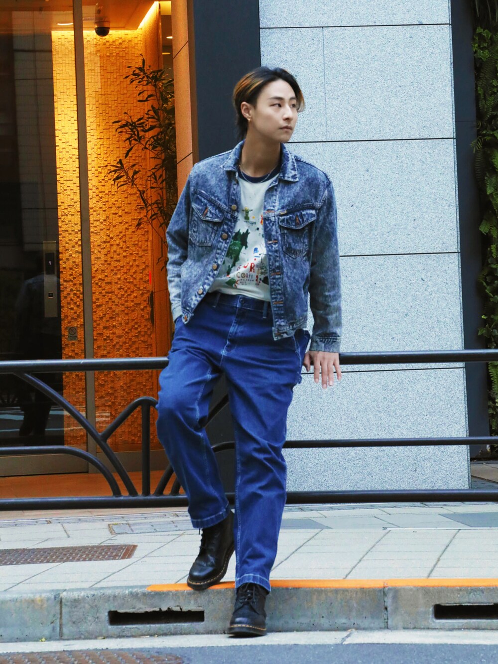 ブルー系のデニムパンツ、ブラック系のブーツ、ホワイト系のTシャツ/カットソーを着用したメンズの春コーディネートの4枚目の写真