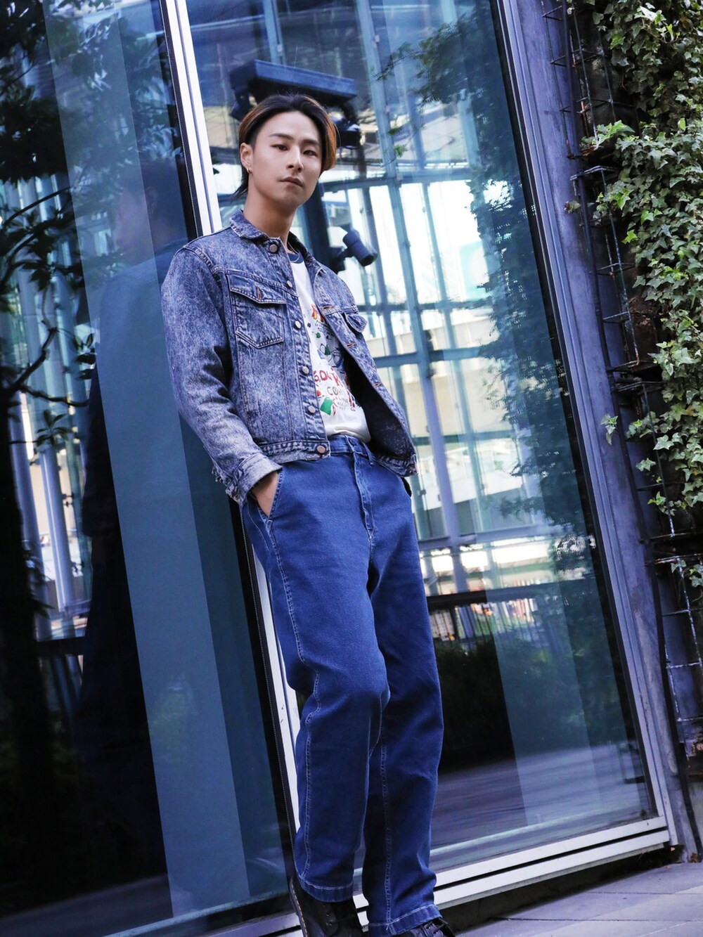 ブルー系のデニムパンツ、ブラック系のブーツ、ホワイト系のTシャツ/カットソーを着用したメンズの春コーディネートの2枚目の写真