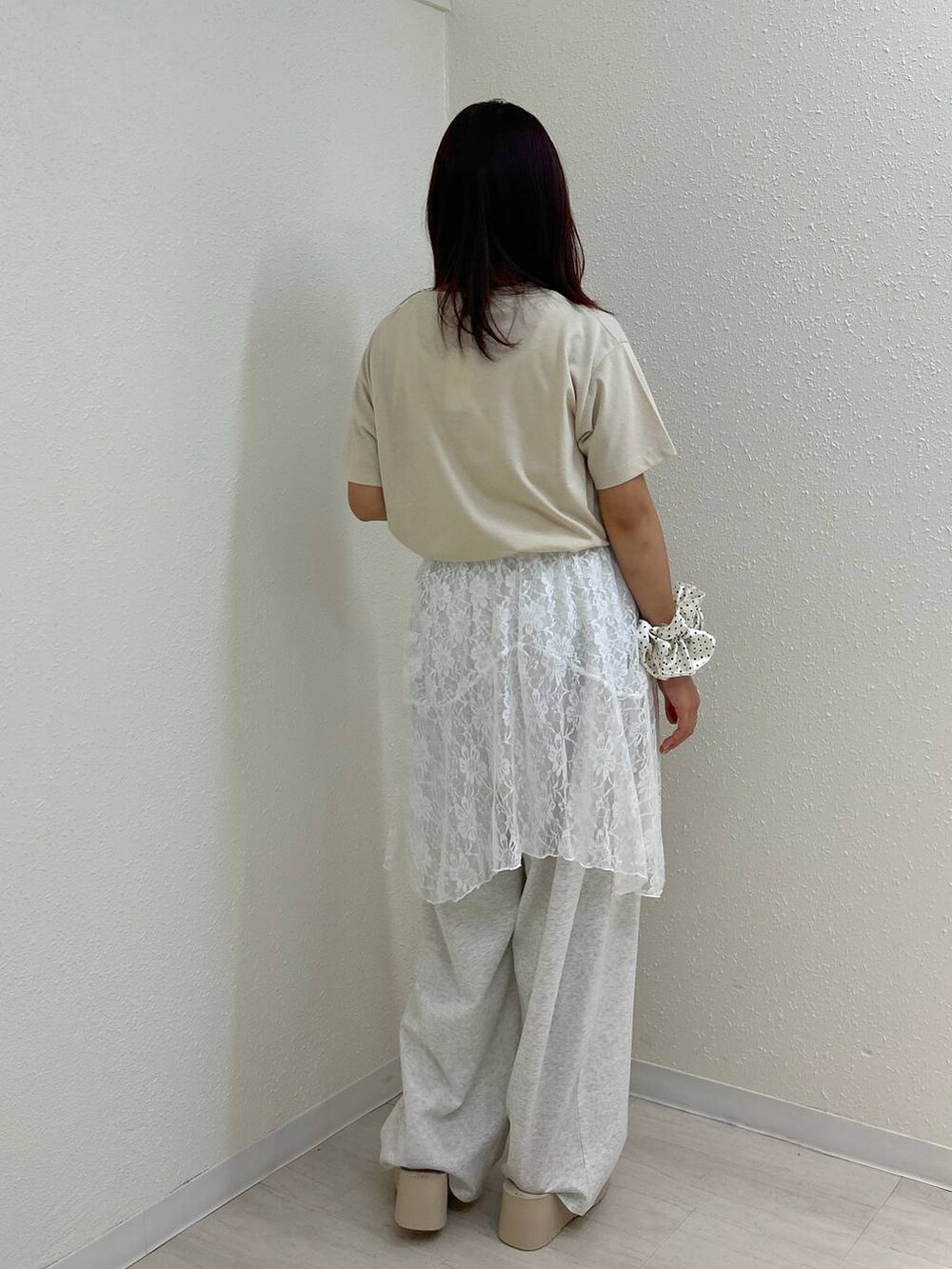 ホワイト系のサンダル、グレー系のデニムパンツ、ホワイト系のスカートを着用したレディースの夏コーディネートの3枚目の写真