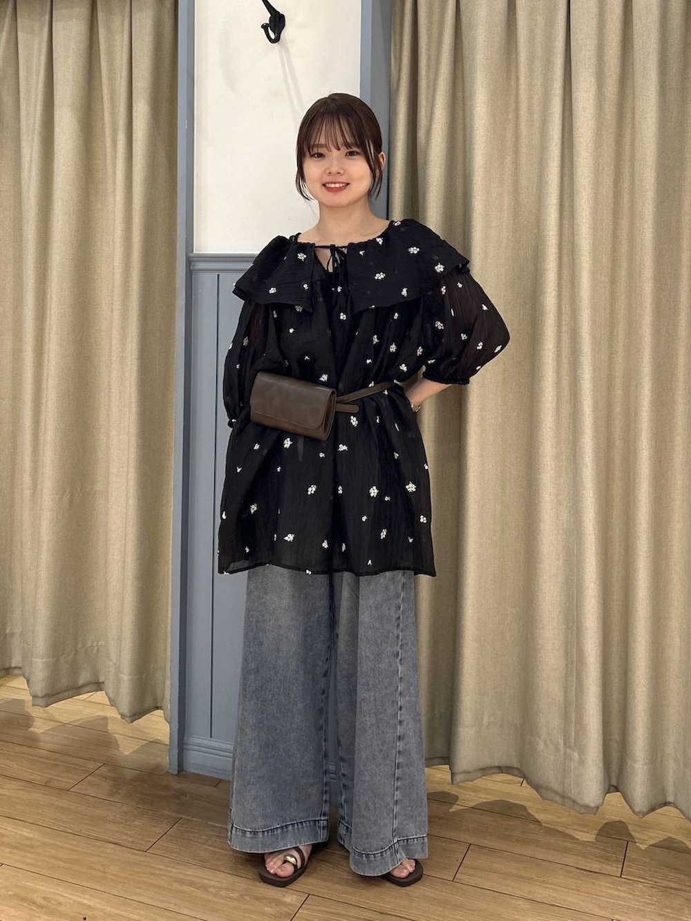 ブラック系のTシャツ/カットソー、ブラック系のワンピース、ブラック系のデニムパンツを着用したレディースの夏コーディネートの5枚目の写真