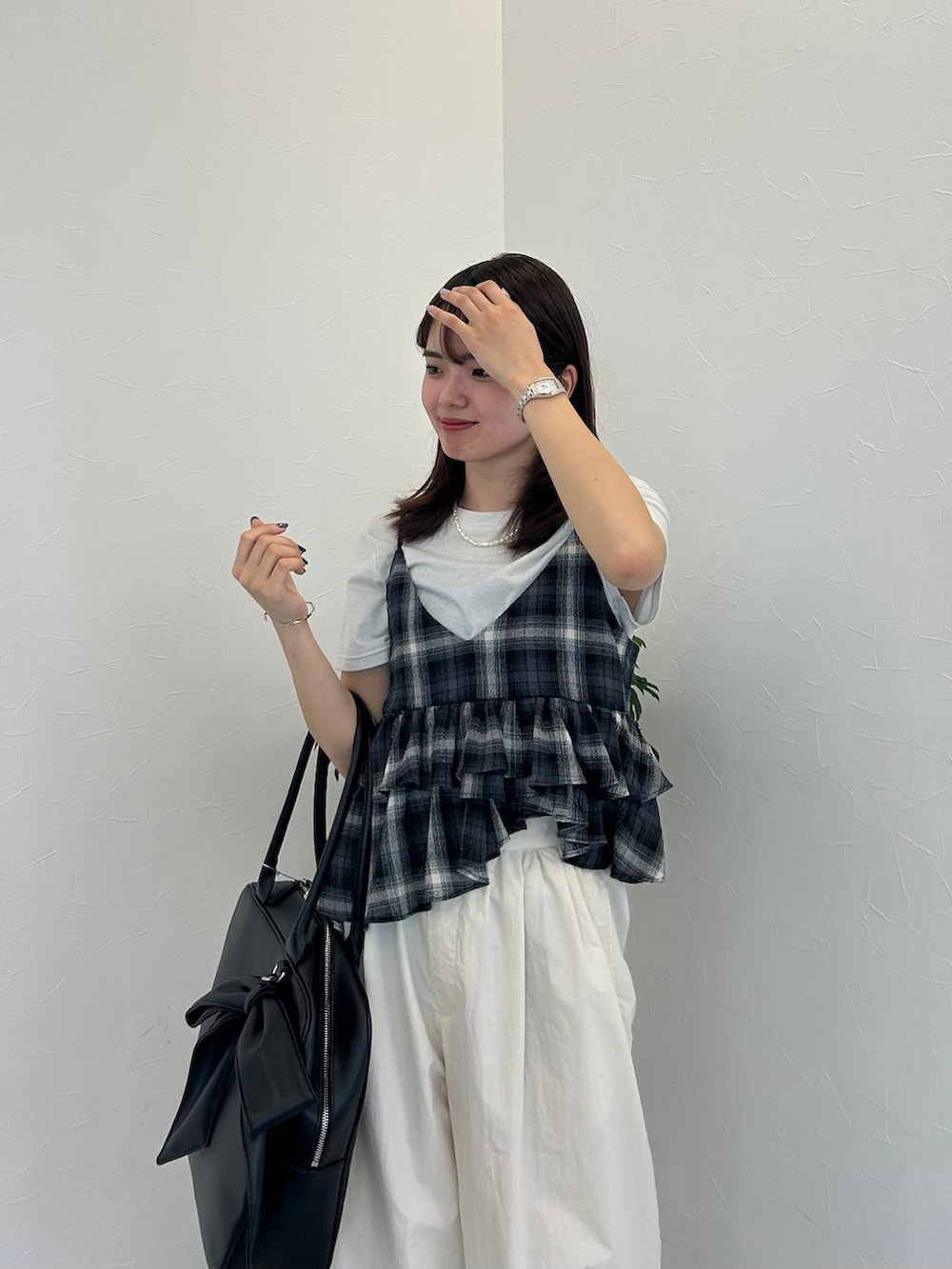 ブラック系のサンダル、シルバー系のTシャツ/カットソー、ホワイト系のその他パンツを着用したレディースの夏コーディネートの5枚目の写真