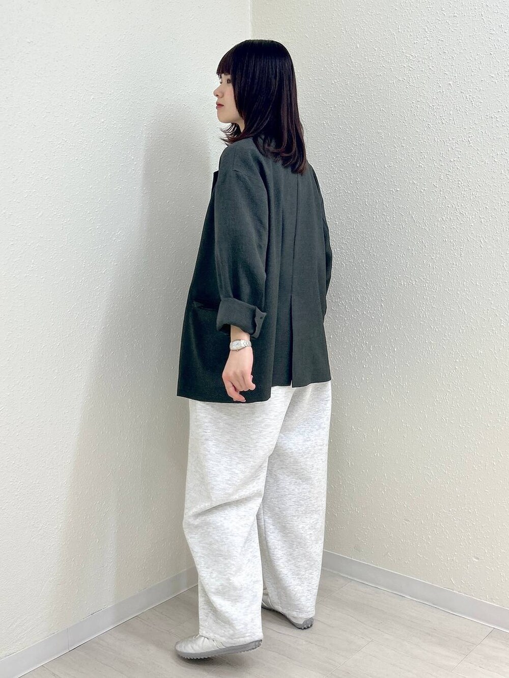 シルバー系のスニーカー、グレー系のスウェットパンツ、ピンク系のTシャツ/カットソーを着用したレディースの春コーディネートの2枚目の写真