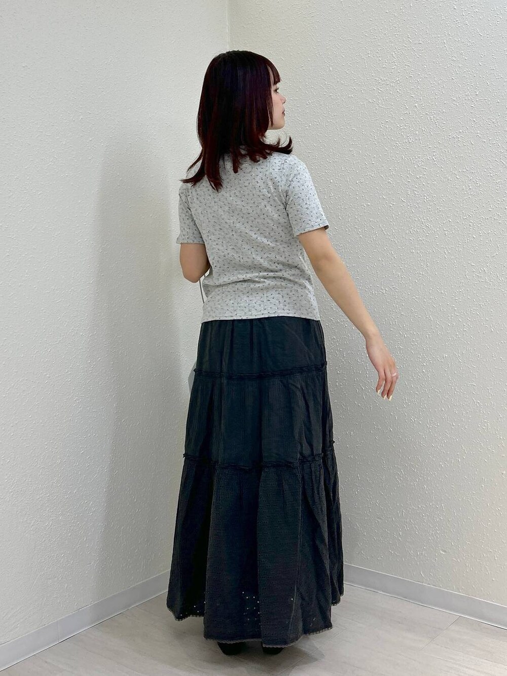 ブラック系のスニーカー、グレー系のTシャツ/カットソー、グレー系のショルダーバッグを着用したレディースの春コーディネートの3枚目の写真