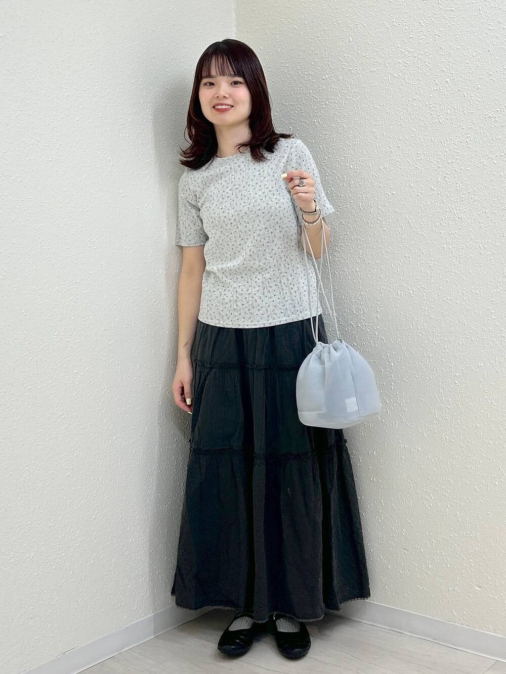 ブラック系のスニーカー、グレー系のTシャツ/カットソー、グレー系のショルダーバッグを着用したレディースの春コーディネートの4枚目の写真