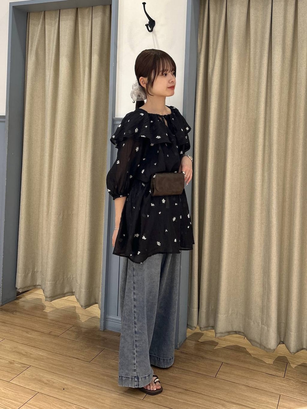ブラック系のTシャツ/カットソー、ブラック系のワンピース、ブラック系のデニムパンツを着用したレディースの夏コーディネートの4枚目の写真