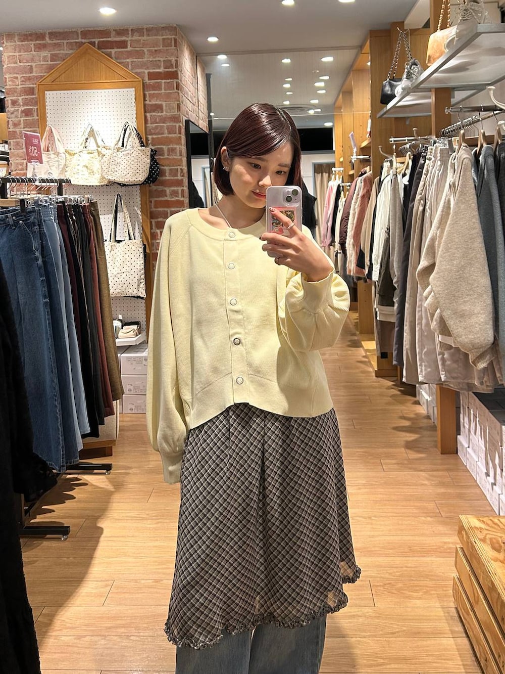 ブルー系のデニムパンツ、ベージュ系のショルダーバッグ、ブラウン系のローファーを着用したレディースの冬コーディネートの4枚目の写真