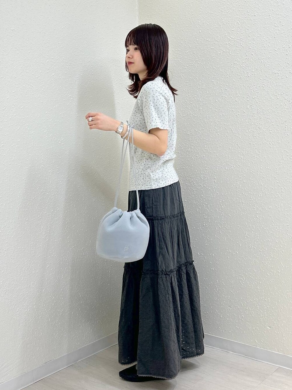 ブラック系のスニーカー、グレー系のTシャツ/カットソー、グレー系のショルダーバッグを着用したレディースの春コーディネートの2枚目の写真