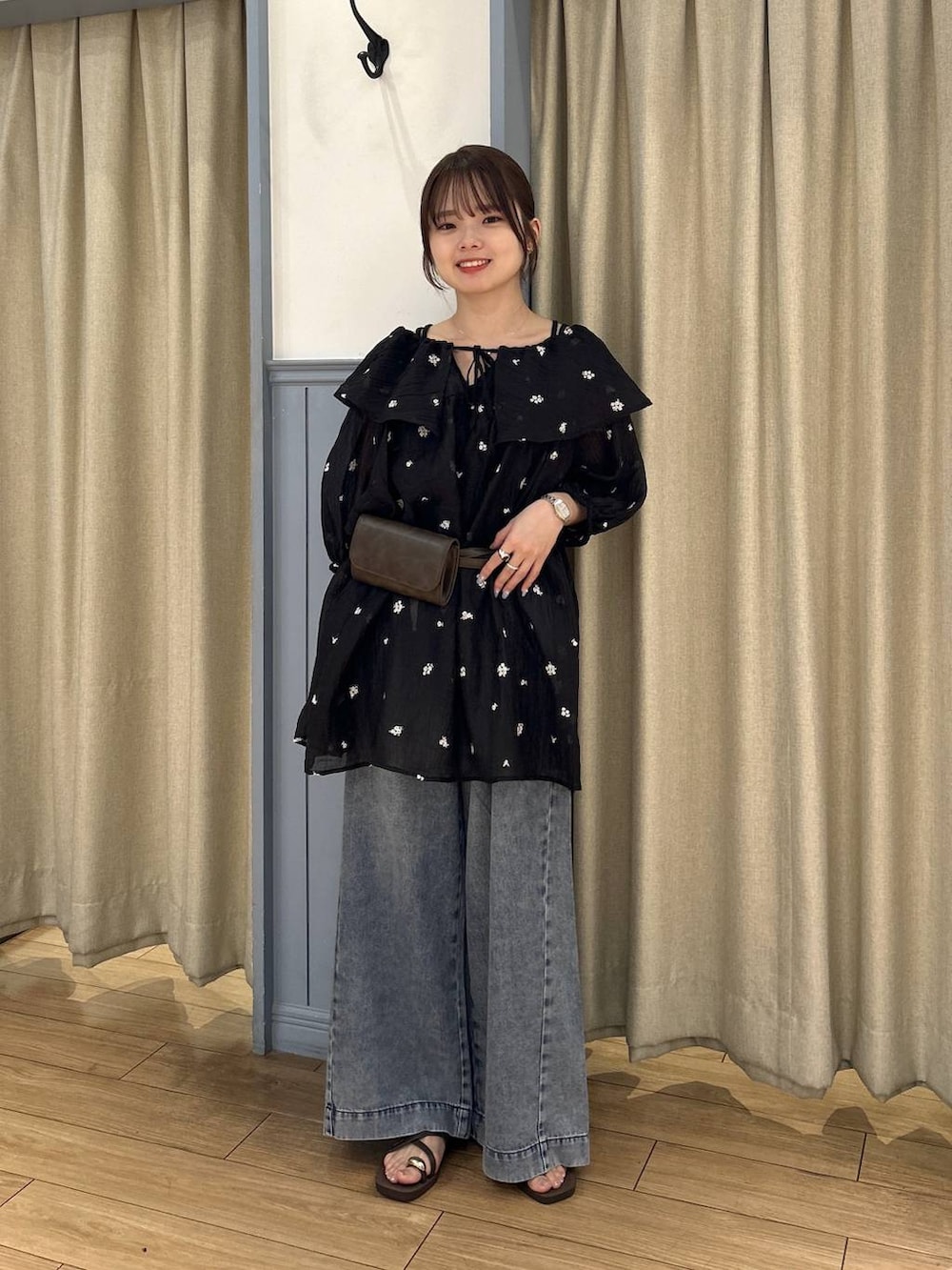 ブラック系のTシャツ/カットソー、ブラック系のワンピース、ブラック系のデニムパンツを着用したレディースの夏コーディネートの2枚目の写真