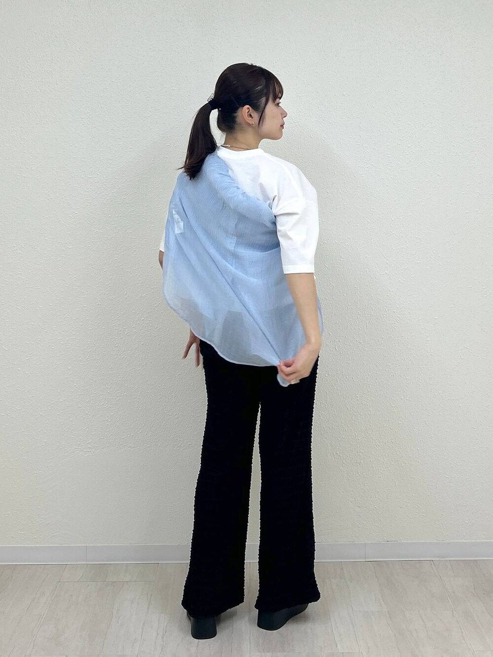 ブラック系のサンダル、ブルー系のシャツ/ブラウス、ブラック系のその他パンツを着用したレディースの春コーディネートの3枚目の写真