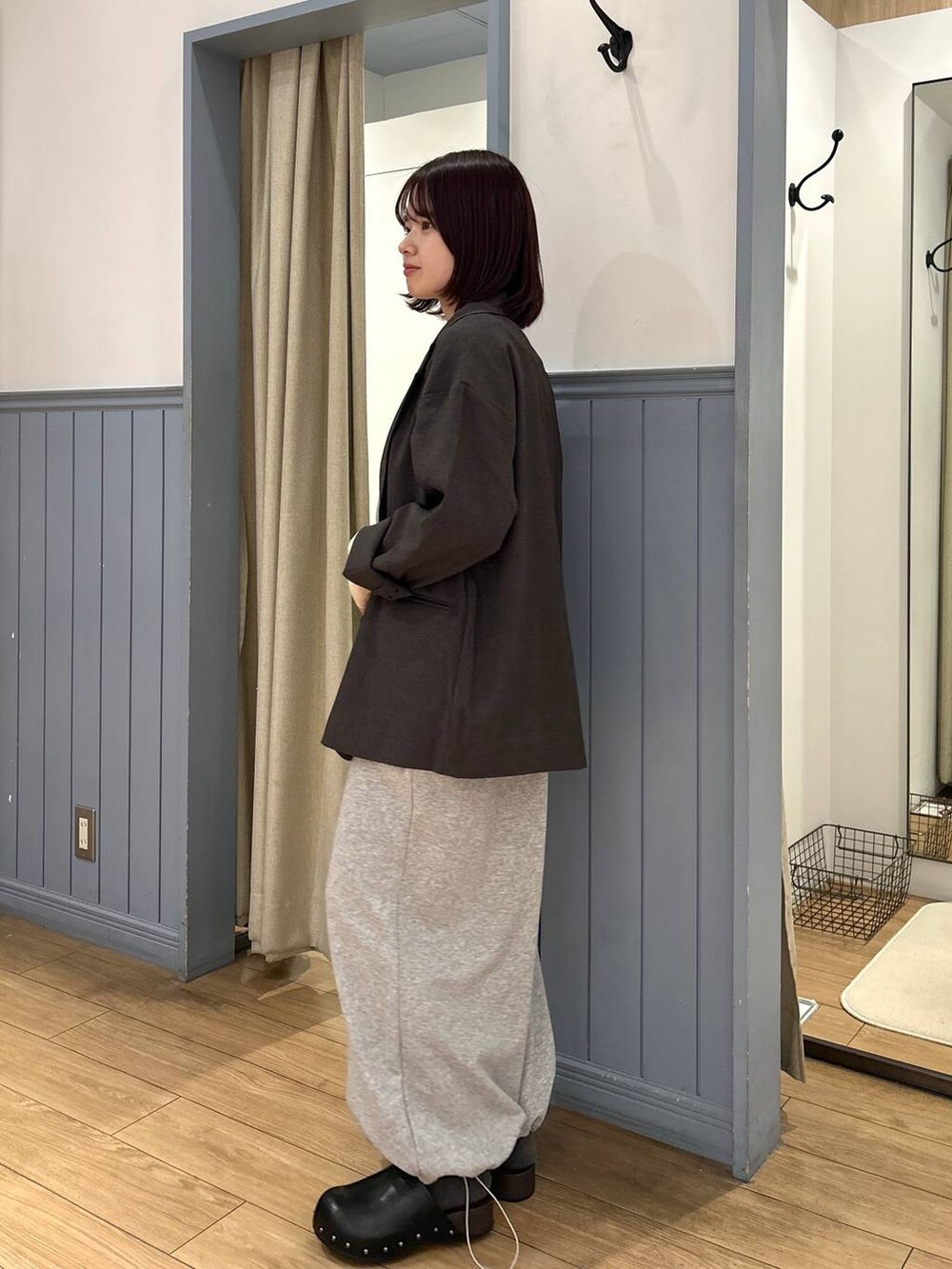 ホワイト系のTシャツ/カットソー、グレー系のその他アウター、ブラック系のサンダルを着用したレディースの春コーディネートの4枚目の写真