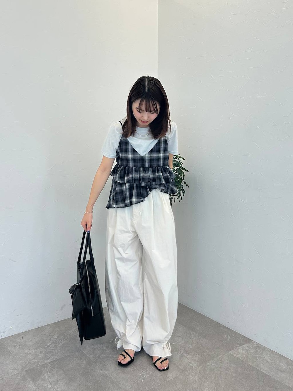 ブラック系のサンダル、シルバー系のTシャツ/カットソー、ホワイト系のその他パンツを着用したレディースの夏コーディネートの3枚目の写真