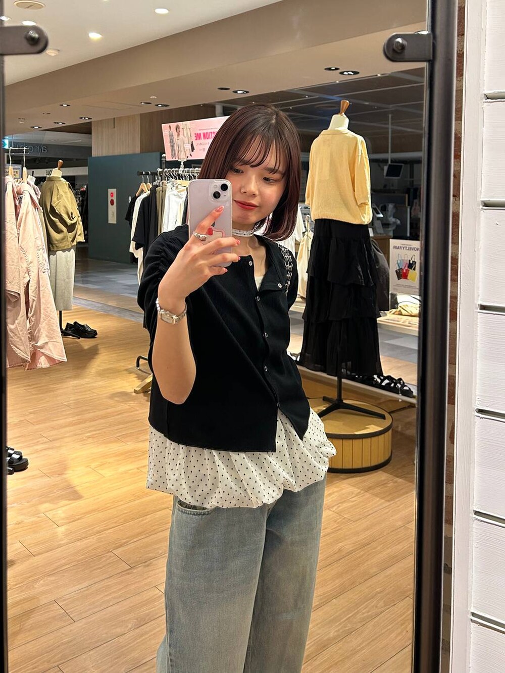 ブルー系のデニムパンツ、ブラック系のショルダーバッグ、ブラック系のサンダルを着用したレディースの春コーディネートの3枚目の写真