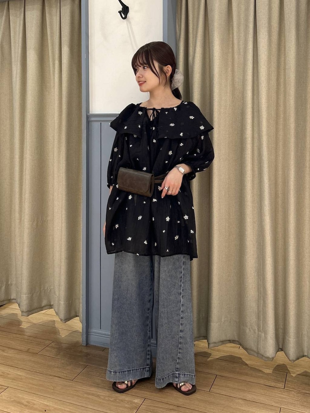 ブラック系のTシャツ/カットソー、ブラック系のワンピース、ブラック系のデニムパンツを着用したレディースの夏コーディネートの6枚目の写真