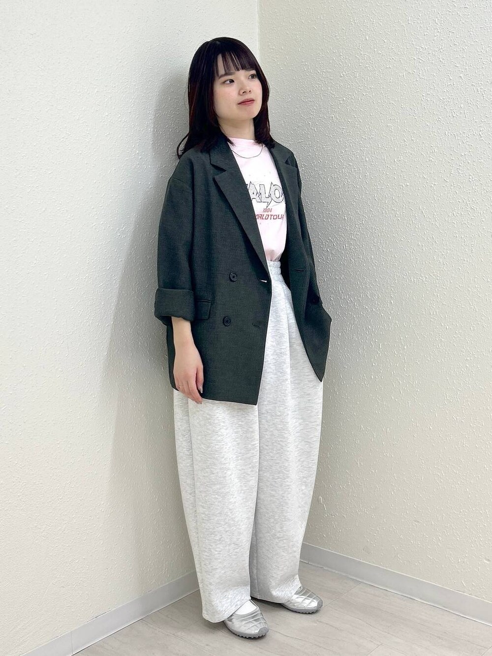 シルバー系のスニーカー、グレー系のスウェットパンツ、ピンク系のTシャツ/カットソーを着用したレディースの春コーディネートの4枚目の写真