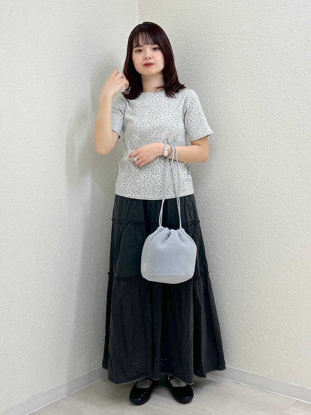 ブラック系のスニーカー、グレー系のTシャツ/カットソー、グレー系のショルダーバッグを着用したレディースの春コーディネートの5枚目の写真