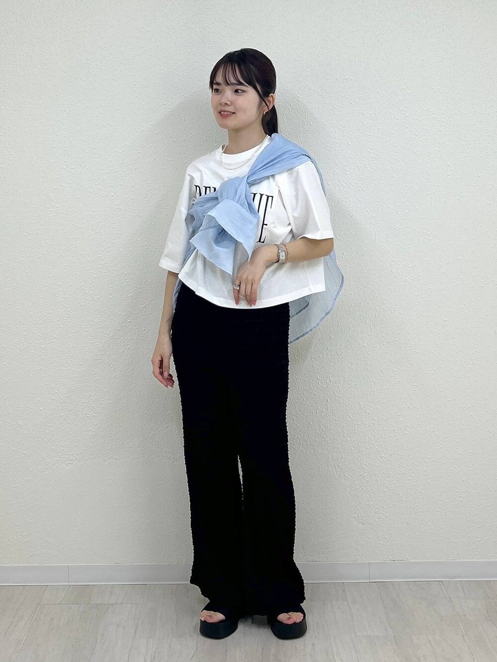 ブラック系のサンダル、ブルー系のシャツ/ブラウス、ブラック系のその他パンツを着用したレディースの春コーディネートの5枚目の写真