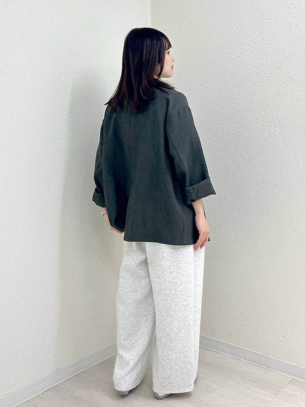 シルバー系のスニーカー、グレー系のスウェットパンツ、ピンク系のTシャツ/カットソーを着用したレディースの春コーディネートの3枚目の写真