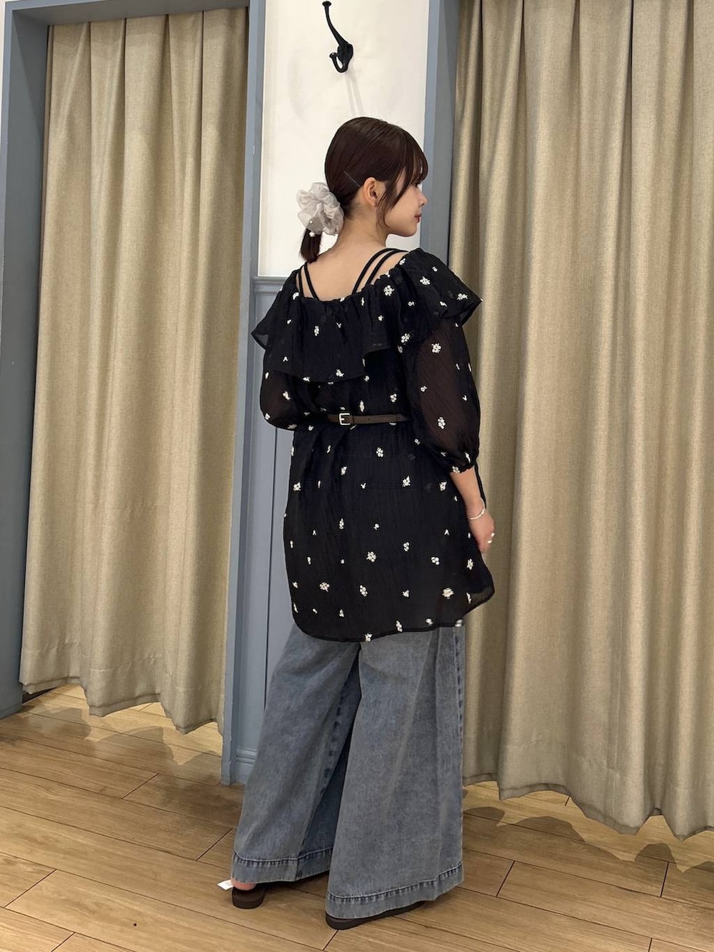 ブラック系のTシャツ/カットソー、ブラック系のワンピース、ブラック系のデニムパンツを着用したレディースの夏コーディネートの3枚目の写真