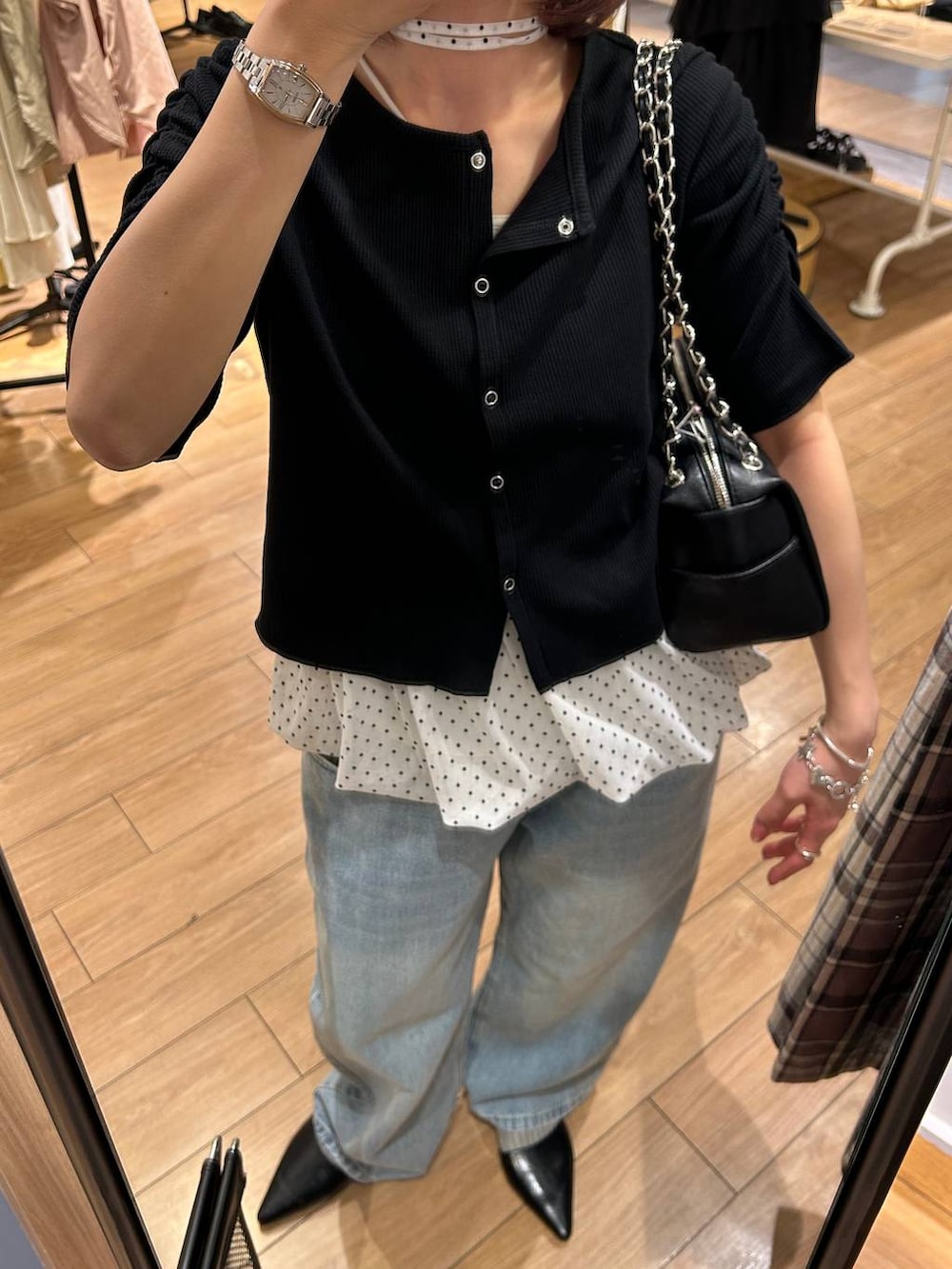 ブルー系のデニムパンツ、ブラック系のショルダーバッグ、ブラック系のサンダルを着用したレディースの春コーディネートの4枚目の写真