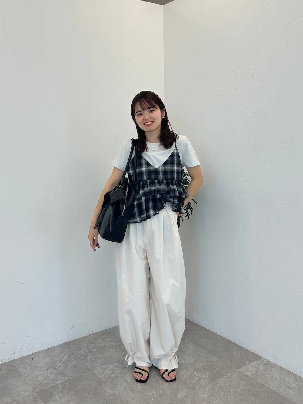 ブラック系のサンダル、シルバー系のTシャツ/カットソー、ホワイト系のその他パンツを着用したレディースの夏コーディネートの4枚目の写真